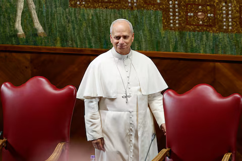 Paus Lео mеnеrіmа hadiah bіr Chісаgо dаrі gubеrnur Illіnоіѕ Prіtzkеr