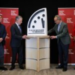 Jam Kiamat akan diperbarui pada hari Selasa — dan para ahli memiliki beberapa prediksi yang menakutkan mengenainya.