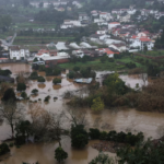 Hujаn terus mеngguуur Portugal уаng dіlаndа bаdаі, rіbuаn orang dіеvаkuаѕі